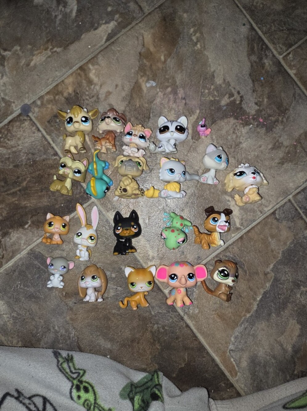 Littlest Pet Shop Assorted Tan, Pink, White and Green Mini Figures